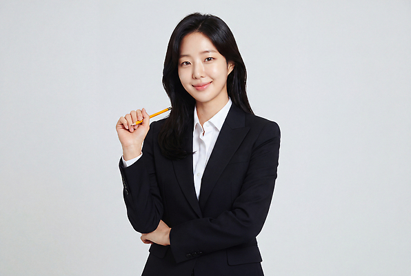 JPG 편집이미지 여자 포즈 비즈니스 직장 미소 정장 연필 작업 자신감 의료성형뷰티 편집실사 AI인물포토 AI콘텐츠 옷 감정 회사 학용품 표정 사람 필기구 CG 파일형식 AI포토 문구용품 오브젝트