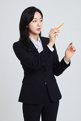 JPG 편집이미지 여자 교육 비즈니스 설명 사람 정장 연필 발표 프레젠테이션 준비 세미나 전문 의료성형뷰티 편집실사 AI인물포토 AI콘텐츠 옷 모션 학용품 필기구 CG 파일형식 AI포토 문구용품 오브젝트