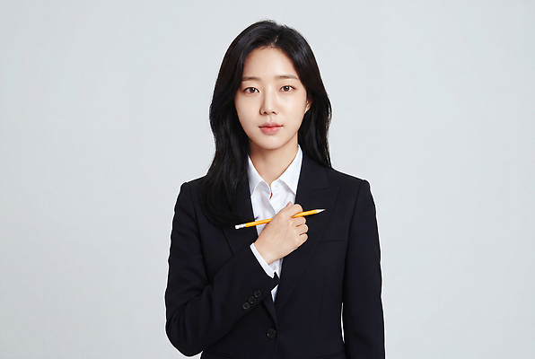 JPG 편집이미지 옷 여자 포즈 비즈니스 직장 연필 흰배경 정중 의료성형뷰티 편집실사 AI인물포토 AI콘텐츠 백그라운드 컨셉 회사 학용품 사람 필기구 흰색 CG 파일형식 AI포토 컬러 문구용품 오브젝트