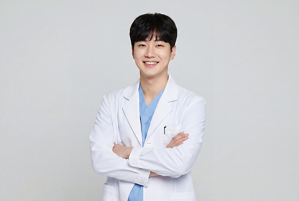 JPG 편집이미지 남자 의학 건강 병원 미소 치료 진료 의사 전문직 상담 대기실 의무 의료성형뷰티 편집실사 AI인물포토 AI콘텐츠 직업 표정 사람 공간 의료진 CG 파일형식 AI포토
