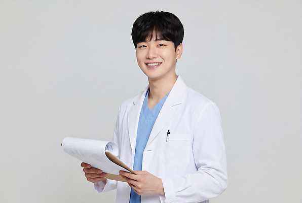 JPG 편집이미지 옷 남자 의학 표정 건강 병원 웃음 자료 진료 의료진 의사 전문직 문서 의료성형뷰티 편집실사 AI인물포토 AI콘텐츠 직업 사람 CG 파일형식 AI포토