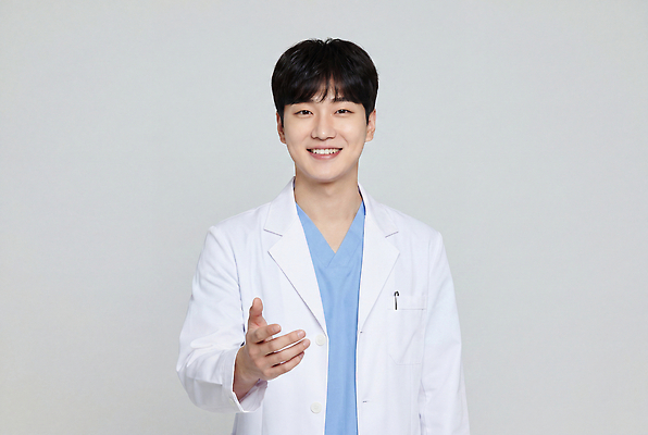 JPG 편집이미지 남자 의학 건강 병원 치료 진료 만남 의사 인사 가운 전문직 진료실 의료성형뷰티 편집실사 AI인물포토 AI콘텐츠 직업 옷 컨셉 사람 의료진 예절 CG 파일형식 AI포토