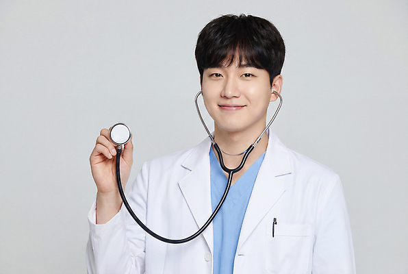 JPG 편집이미지 직업 남자 의학 청진기 건강 병원 치료 진료 의사 가운 전문직 상담 의료성형뷰티 편집실사 AI인물포토 AI콘텐츠 옷 의료기기 사람 의료진 CG 파일형식 AI포토