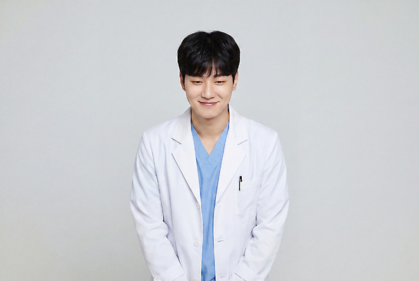 JPG 편집이미지 남자 의학 친절 건강 병원 대화 설명 치료 진료 의료진 의사 가운 서비스 방문 전문 의료성형뷰티 편집실사 AI인물포토 AI콘텐츠 직업 옷 모션 말하기 사람 CG 파일형식 AI포토