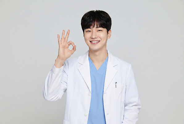 JPG 편집이미지 남자 의학 건강 병원 미소 치료 진료 의사 가운 OK 서비스 신호 의료성형뷰티 편집실사 AI인물포토 AI콘텐츠 옷 표정 사람 손짓 의료진 CG 파일형식 AI포토 직업 모션
