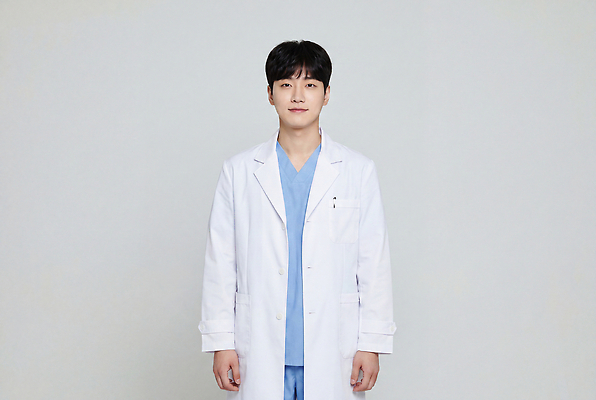 JPG 편집이미지 남자 의학 건강 병원 치료 진료 의사 가운 작업 전문직 간호 준비 의료성형뷰티 편집실사 AI인물포토 AI콘텐츠 직업 옷 사람 의료진 CG 파일형식 AI포토