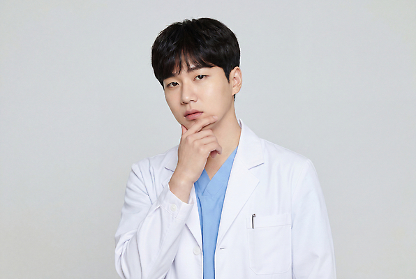 JPG 편집이미지 남자 생각 의학 병원 치료 진료 의사 전문직 고민 상담 턱 의료성형뷰티 편집실사 AI인물포토 AI콘텐츠 직업 감정 사람 의료진 CG 파일형식 AI포토