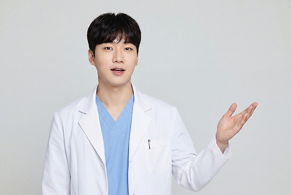 JPG 편집이미지 교육 남자 의학 건강 설명 치료 의사 교양 정보 가운 전문직 상담 의료성형뷰티 편집실사 AI인물포토 AI콘텐츠 직업 옷 모션 사람 의료진 CG 파일형식 AI포토