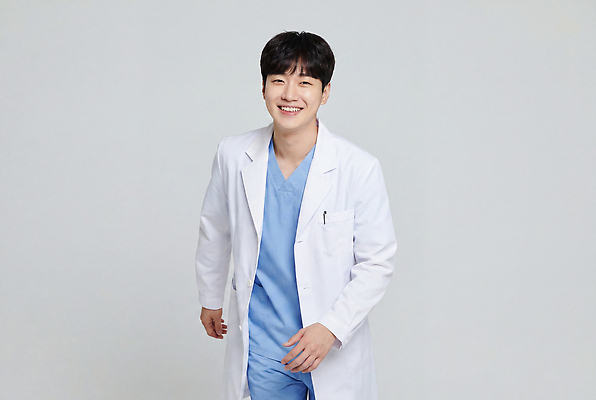 JPG 편집이미지 직업 남자 의학 건강 병원 웃음 치료 걷기 의사 전문직 의료성형뷰티 편집실사 AI인물포토 AI콘텐츠 모션 표정 사람 의료진 CG 파일형식 AI포토