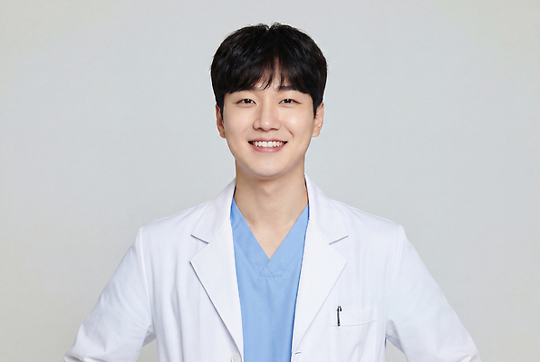JPG 편집이미지 직업 남자 의학 미소 사람 의사 흰색 가운 전문직 의료성형뷰티 편집실사 AI인물포토 AI콘텐츠 옷 컬러 표정 의료진 CG 파일형식 AI포토