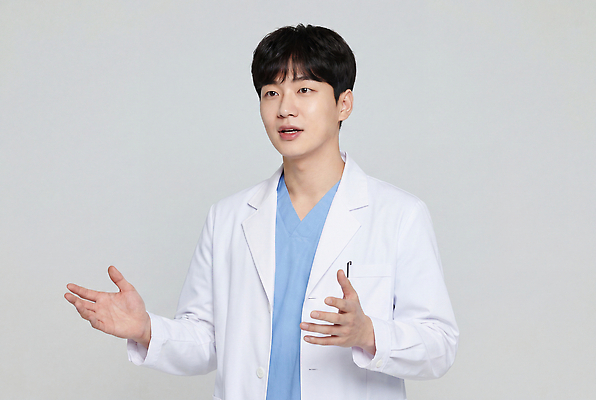 JPG 편집이미지 교육 남자 의학 건강 말하기 대화 설명 손짓 의사 정보 가운 발표 전문직 군중 의료성형뷰티 편집실사 AI인물포토 AI콘텐츠 직업 옷 모션 사람 의료진 CG 파일형식 AI포토