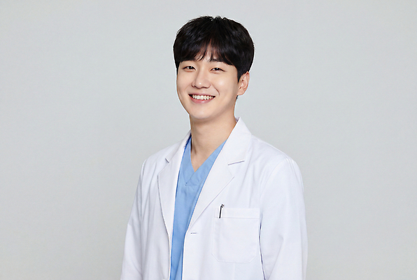 JPG 편집이미지 직업 남자 의학 건강 미소 치료 의사 전문 의료성형뷰티 편집실사 AI인물포토 AI콘텐츠 표정 사람 의료진 CG 파일형식 AI포토
