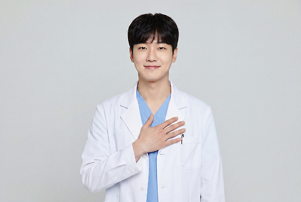 JPG 편집이미지 남자 건강 병원 미소 믿음 촬영 진료 의사 가운 가슴 전문 의료성형뷰티 편집실사 AI인물포토 AI콘텐츠 옷 감정 의학 표정 사람 신체부위 의료진 CG 파일형식 AI포토 직업