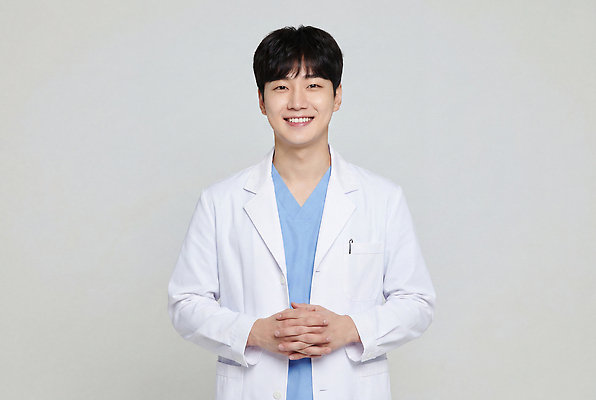 JPG 편집이미지 옷 남자 의학 청진기 건강 병원 웃음 치료 의사 손모으기 전문 의료성형뷰티 편집실사 AI인물포토 AI콘텐츠 의료기기 표정 사람 손짓 의료진 CG 파일형식 AI포토 직업 모션