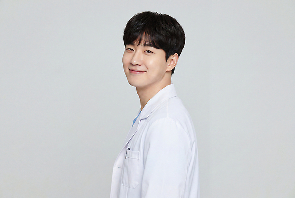 JPG 편집이미지 남자 의학 건강 병원 미소 웃음 치료 진료 의료진 의사 전문직 의료성형뷰티 편집실사 AI인물포토 AI콘텐츠 직업 표정 사람 CG 파일형식 AI포토