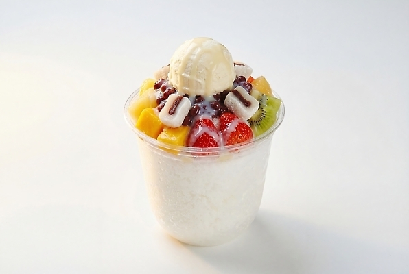 JPG 편집이미지 과일 아이스크림 디저트 여름 얼음 맛 시원함 테이크아웃 빙수 팥빙수 단팥 테이크아웃컵 편집실사 컵빙수 AI포토 AI콘텐츠 자연요소 계절 음식 컨셉 컵 CG 파일형식 식기