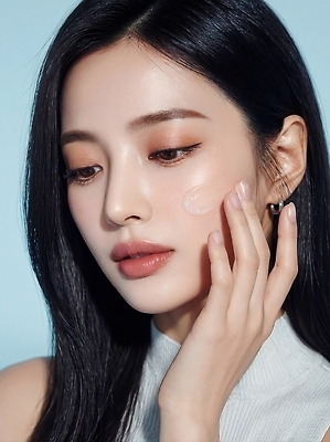 JPG 편집이미지 손 여자 얼굴 상의 관리 한명 화장 화장품 상품 피부 크림 피부관리 스킨케어 의료성형뷰티 스타일 편집실사 AI인물포토 AI콘텐츠 1 옷 사람 신체부위 뷰티 CG 파일형식 AI포토