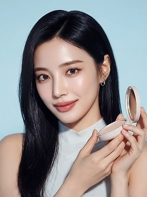 JPG 모델 편집이미지 여자 포즈 실내 한명 미소 화장 화장품 매력적 피부 피부관리 이미지 스킨케어 의료성형뷰티 편집실사 AI인물포토 AI콘텐츠 1 컨셉 표정 사람 내부 신체부위 뷰티 CG 파일형식 AI포토