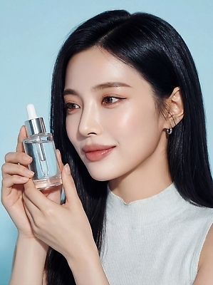 JPG 모델 편집이미지 손 여자 얼굴 표정 건강 한명 머리 화장품 상품 피부관리 스킨케어 마케팅 의료성형뷰티 세럼 편집실사 AI인물포토 AI콘텐츠 1 사람 신체부위 뷰티 CG 파일형식 AI포토