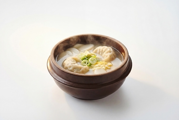 JPG 편집이미지 그릇 한식 요리 식사 전통음식 뚝배기 만두 국물 파 떡만두국 편집실사 AI포토 AI콘텐츠 전통 식기 음식 채소 CG 만두국 파일형식