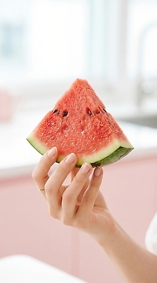 JPG 편집이미지 손 조각 과일 손가락 디저트 수박 여름 주방 신선 수분 상큼 의료성형뷰티 편집실사 AI인물포토 AI콘텐츠 계절 음식 신체부위 CG 파일형식 AI포토 사람