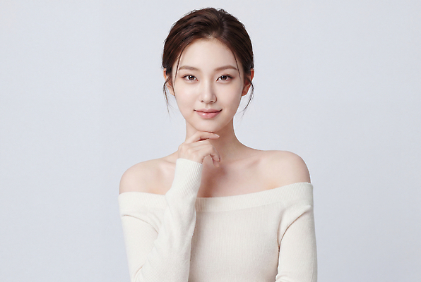 JPG 편집이미지 헤어스타일 여자 포즈 미소 성인 촬영 자신감 부드러움 턱 의료성형뷰티 스타일 편집실사 오프숄더 AI인물포토 AI콘텐츠 감정 상의 표정 사람 감각 CG 파일형식 AI포토 옷