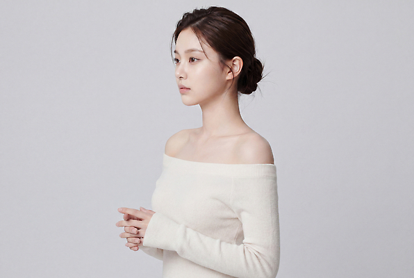 JPG 편집이미지 시선 여자 패션 포즈 성인 뷰티 촬영 흰색 의료성형뷰티 편집실사 오프숄더 AI인물포토 AI콘텐츠 컬러 상의 사람 CG 파일형식 AI포토 옷