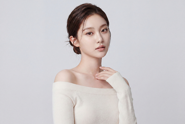 JPG 모델 편집이미지 응시 여자 패션 포즈 상의 실내 성인 여름 촬영 흰색 의료성형뷰티 편집실사 오프숄더 AI인물포토 AI콘텐츠 시선 옷 계절 컬러 사람 내부 CG 파일형식 AI포토