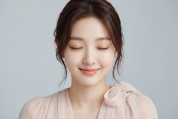 JPG 편집이미지 옷 여자 얼굴 표정 미소 성인 눈감음 분위기 피부관리 부드러움 뷰티풀 의료성형뷰티 편집실사 AI인물포토 AI콘텐츠 컨셉 모션 사람 신체부위 뷰티 감각 CG 파일형식 AI포토