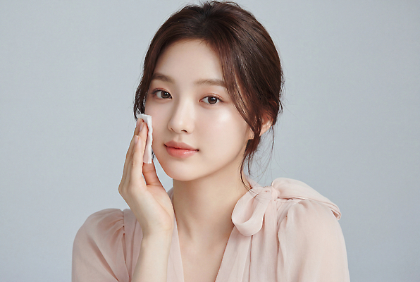 JPG 편집이미지 여자 얼굴 성인 화장 뷰티 깨끗함 상품 피부 피부관리 스킨케어 클렌징 화장솜 의료성형뷰티 편집실사 AI인물포토 AI콘텐츠 컨셉 사람 신체부위 청결 화장용품 CG 파일형식 AI포토 미용용품 위생 오브젝트