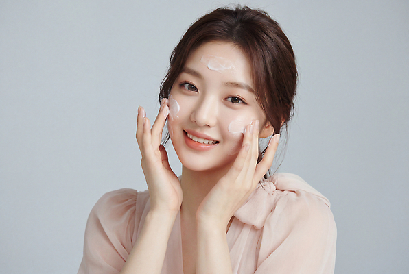 JPG 편집이미지 여자 행복 얼굴 표정 관리 웃음 성인 뷰티 화장품 크림 피부관리 스킨케어 뷰티풀 자기관리 의료성형뷰티 편집실사 AI인물포토 AI콘텐츠 감정 사람 신체부위 CG 파일형식 AI포토