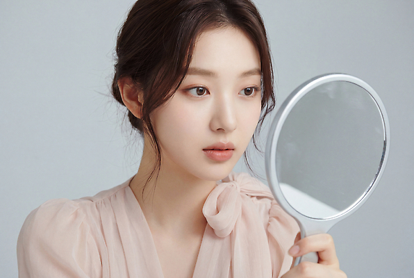 JPG 편집이미지 옷 여자 패션 실내 성인 청춘 화장 뷰티 거울 집중 피부 피부관리 의료성형뷰티 편집실사 AI인물포토 AI콘텐츠 컨셉 사람 내부 신체부위 CG 파일형식 AI포토