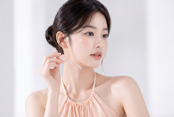 JPG 편집이미지 헤어스타일 여자 패션 상의 표정 성인 뷰티 깨끗함 촬영 스포이트 피부 피부관리 스킨케어 뷰티풀 의료성형뷰티 세럼 편집실사 AI인물포토 AI콘텐츠 옷 컨셉 사람 신체부위 화장품 CG 피펫 파일형식 AI포토 실험기구 과학