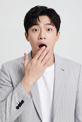 JPG 편집이미지 남자 감정 포즈 모션 커뮤니케이션 표정 정장 성인 캐주얼 놀람 회색 비즈니스맨 소통 세미정장 의료성형뷰티 스타일 편집실사 AI인물포토 AI콘텐츠 옷 컬러 컨셉 비즈니스 사람 직장인 CG 파일형식 AI포토 직업