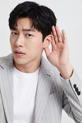 JPG 편집이미지 패션 남자 비즈니스 모션 커뮤니케이션 표정 대화 정장 청년 성인 듣기 회색 비즈니스맨 집중 소통 의료성형뷰티 스타일 편집실사 AI인물포토 AI콘텐츠 옷 컬러 컨셉 말하기 사람 직장인 CG 파일형식 AI포토 직업