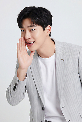 JPG 모델 편집이미지 남자 포즈 티셔츠 모션 스튜디오 커뮤니케이션 표정 말하기 웃음 정장 성인 줄무늬 회색 비즈니스맨 소통 의료성형뷰티 스타일 편집실사 AI인물포토 AI콘텐츠 옷 컬러 컨셉 셔츠 무늬 비즈니스 사람 직장인 CG 파일형식 AI포토 직업 상의