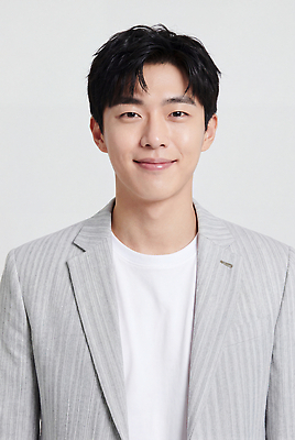 JPG 모델 편집이미지 패션 남자 포즈 모션 커뮤니케이션 미소 정장 성인 청춘 회색 비즈니스맨 소통 의료성형뷰티 스타일 편집실사 AI인물포토 AI콘텐츠 옷 컬러 컨셉 비즈니스 표정 사람 직장인 CG 파일형식 AI포토 직업