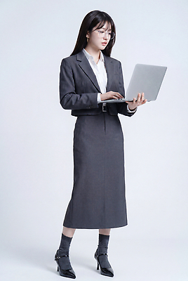 JPG 편집이미지 여자 안경 포즈 비즈니스 기술 정장 성인 비즈니스라이프 노트북 사무실 스크린 작업 비즈니스우먼 집중 의료성형뷰티 편집실사 AI인물포토 AI콘텐츠 라이프스타일 잡화 옷 컨셉 사람 전자제품 직장인 CG 파일형식 AI포토 직업 생활