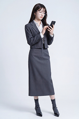 JPG 편집이미지 긴머리 옷 여자 패션 안경 비즈니스 스튜디오 정장 성인 비즈니스라이프 스마트폰 비즈니스우먼 전문직 의료성형뷰티 스타일 편집실사 AI인물포토 AI콘텐츠 직업 라이프스타일 헤어스타일 잡화 사람 핸드폰 스마트기기 직장인 CG 파일형식 AI포토 생활 전자제품