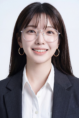 JPG 편집이미지 여자 안경 포즈 미소 정장 성인 비즈니스라이프 사무실 귀걸이 직장인 비즈니스우먼 의료성형뷰티 편집실사 AI인물포토 AI콘텐츠 직업 라이프스타일 잡화 옷 비즈니스 장신구 표정 사람 CG 파일형식 AI포토 생활