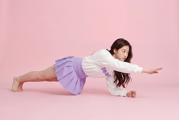 JPG 편집이미지 여자 분홍색 포즈 상의 맨발 건강 성인 치마 운동 헬스 스트레칭 흰색 체육 연보라색 의료성형뷰티 플랭크 편집실사 AI인물포토 AI콘텐츠 옷 컬러 발 하의 사람 보라색 CG 파일형식 AI포토 신체부위