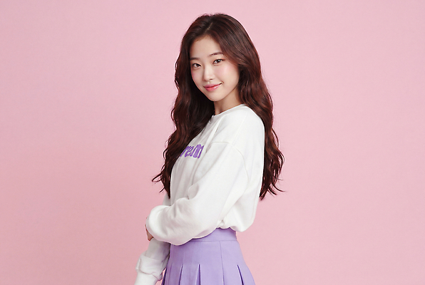 JPG 모델 편집이미지 긴머리 옷 여자 행복 분홍색 포즈 웃음 성인 촬영 파마 의료성형뷰티 스타일 편집실사 AI인물포토 AI콘텐츠 헤어스타일 감정 컬러 표정 사람 CG 파일형식 AI포토