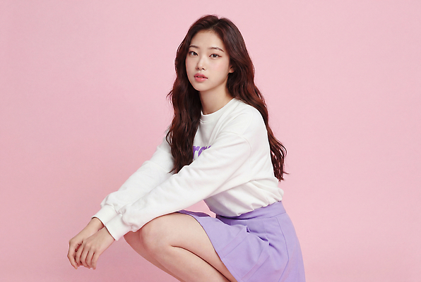 JPG 모델 편집이미지 여자 패션 분홍색 포즈 스튜디오 앉기 성인 치마 보라색 촬영 흰색 뷰티풀 의료성형뷰티 편집실사 AI인물포토 AI콘텐츠 컬러 모션 하의 사람 CG 파일형식 AI포토 옷