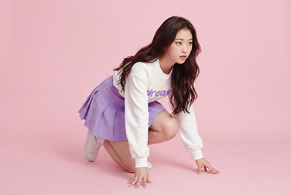 JPG 편집이미지 긴머리 옷 여자 분홍색 포즈 운동화 상의 성인 치마 보라색 사진촬영 흰색 준비자세 의료성형뷰티 편집실사 AI인물포토 AI콘텐츠 헤어스타일 컬러 신발 하의 사람 촬영 CG 준비 파일형식 AI포토