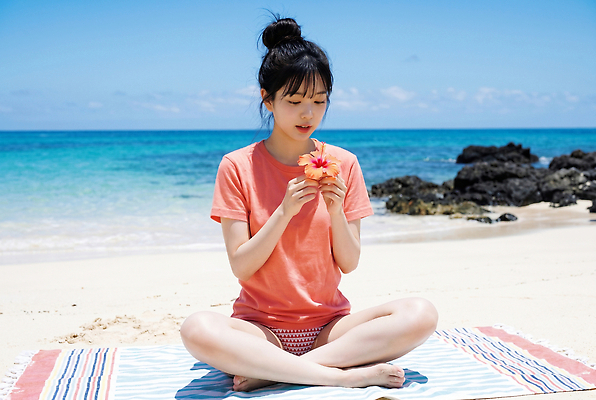 JPG 편집이미지 여자 수영복 꽃 여유 모래 바다 자연 표정 앉기 성인 해변 여름 맑음 의료성형뷰티 편집실사 AI인물포토 AI콘텐츠 식물 옷 계절 감정 모션 날씨 사람 CG 생태계 파일형식 AI포토