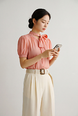 JPG 편집이미지 옷 여자 패션 분홍색 바지 성인 일상 비즈니스라이프 스마트폰 흰색 비즈니스우먼 블라우스 의료성형뷰티 스타일 편집실사 AI인물포토 AI콘텐츠 라이프스타일 컬러 상의 비즈니스 하의 사람 라이프 핸드폰 스마트기기 직장인 CG 파일형식 AI포토 직업 생활 전자제품