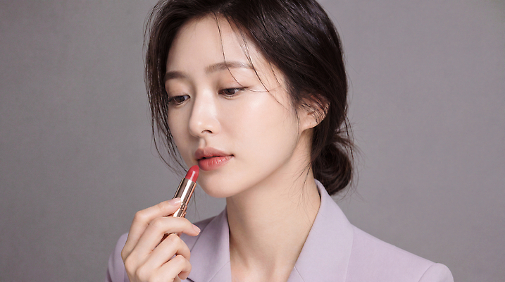 JPG 편집이미지 여자 패션 표정 정장 성인 화장 뷰티 화장품 거울 립스틱 비즈니스우먼 연보라색 의료성형뷰티 스타일 편집실사 AI인물포토 AI콘텐츠 옷 비즈니스 사람 보라색 직장인 CG 파일형식 AI포토 직업 컬러
