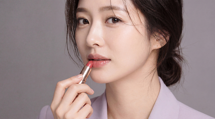 JPG 편집이미지 헤어스타일 여자 스튜디오 정장 성인 화장 뷰티 촬영 화장품 립스틱 비즈니스우먼 집중 연보라색 의료성형뷰티 편집실사 AI인물포토 AI콘텐츠 옷 컨셉 비즈니스 사람 보라색 직장인 CG 파일형식 AI포토 직업 컬러