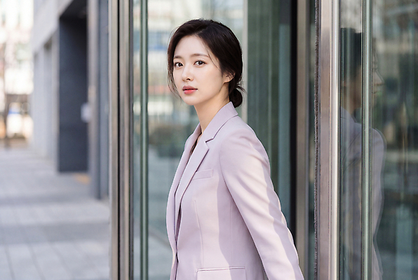 JPG 편집이미지 응시 여자 유리 날씨 정장 성인 건물 앞모습 맑음 도시 비즈니스우먼 모던 연보라색 의료성형뷰티 편집실사 AI인물포토 AI콘텐츠 건축물 시선 옷 뷰포인트 비즈니스 재질 사람 보라색 직장인 CG 파일형식 AI포토 직업 건축 컬러