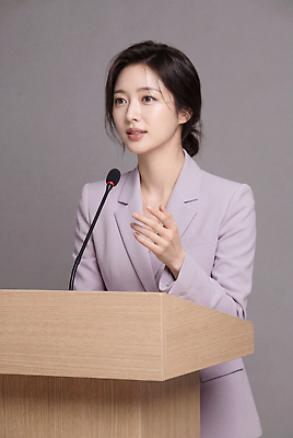 JPG 편집이미지 여자 정장 성인 무대 비즈니스우먼 발표 마이크 준비 연보라색 긴장 의견 단상 이슈 의료성형뷰티 편집실사 AI인물포토 AI콘텐츠 옷 감정 음향기기 비즈니스 사람 보라색 직장인 CG 파일형식 AI포토 직업 컬러 전자제품